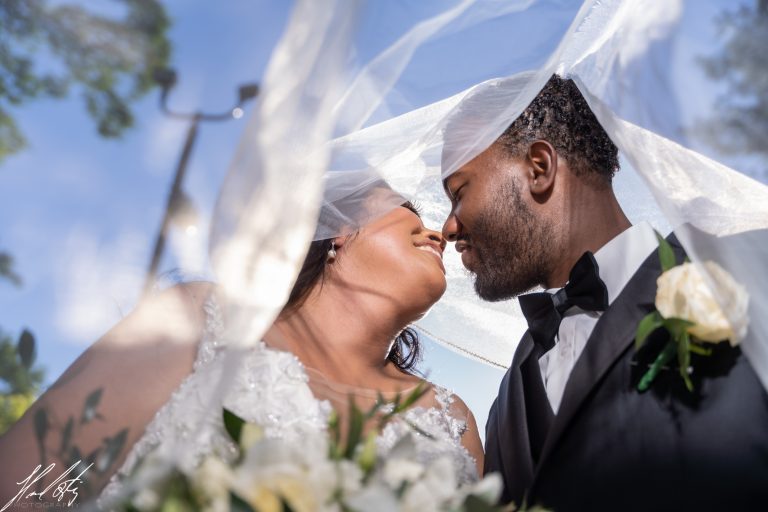 Wedding couple photography fotografo charlotte nc bodas groom and bride kissing pose charlotte wedding photography, bouquet flower wedding inspiration by hansel ortiz hortizphotography